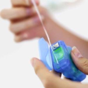 Saúde Bucal:como usar o fio dental corretamente. Quando usado corretamente, o fio dental remove a placa bacteriana e os resíduos de alimentos das áreas onde a escova dental não tem acesso fácil, como, por exemplo, a linha...