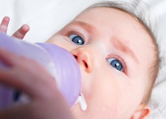 Saúde bucal:cáries na infância É conhecida também como cáries de mamadeira.As cáries em bebês são um grave problema, que podem acabar destruindo os dentes de seu bebê — mas pode-se evitar o problema. Causa...