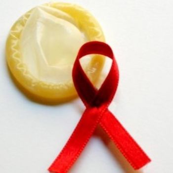 Doenças e tratamentos: a clamídia Estima-se que a clamídia seja uma das doenças sexualmente transmissíveis (DST) mais comuns no momento, afetando mais homens e mulheres que a sífilis, a gonorréia e herpes genital juntos, podendo...