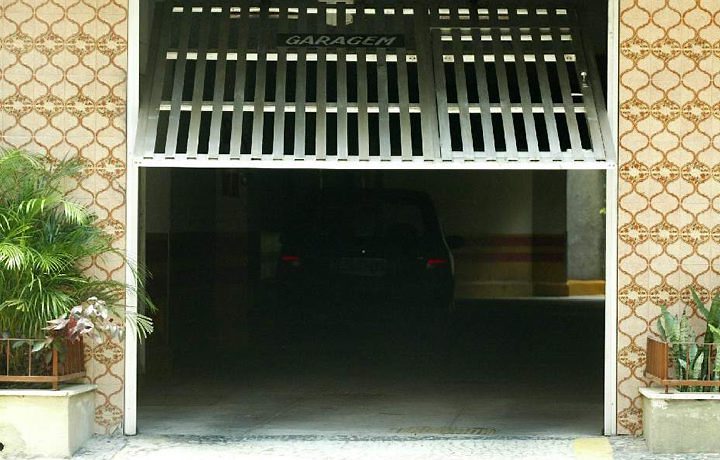 Cuidado com portões automáticos. É recomendável entrar com o carro de ré para ter um campo de visão melhor ao sair. Preste atenção com o que guarda na garagem, como...