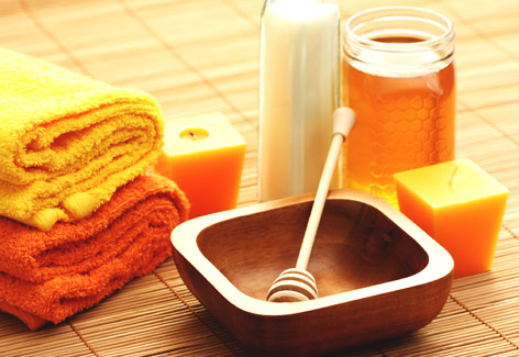 Alimentos funcionais: os benefícios do mel para a pele Para uma pele macia, sem manchas e uniforme, passe mel cristalizado duas vezes por semana e massageie suavemente. Deixe aplicado por dez minutos, para então lavar com água morna. Outras...