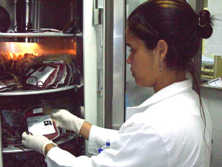 O que acontece com o sangue doado? Todo sangue doado é separado em diferentes componentes (como hemácias, plaquetas, plasma e outros), e assim, poderá beneficiar até quatro pacientes com apenas...